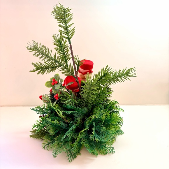 Vintage MCM Christmas Floral Arrangement Felt Doll Carolers Plastic Greenery - Picture 4 of 7